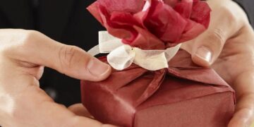 gift 687265 e1479750097828 360x180 1 - 6 Reasons Why DeckOnDeckOnDeckOn Will Make Gift-giving a Breeze